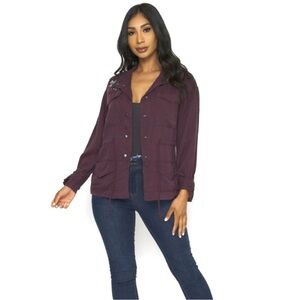 (Plus size) Women burgundy top with floral design